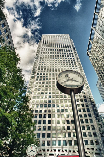 Canary wharf finansiella distriktet byggnader i london. — Stockfoto