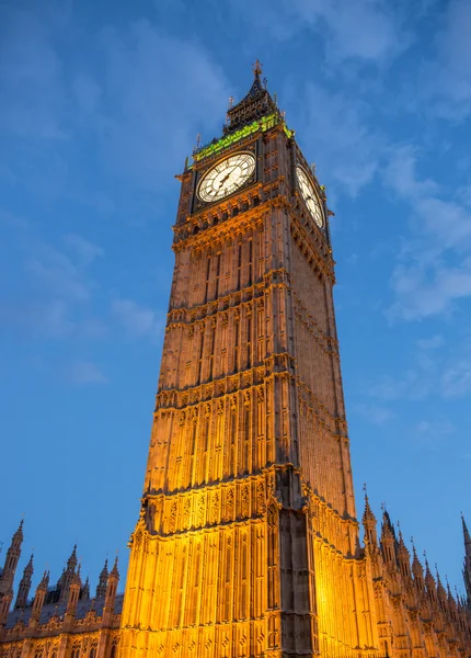 Luces del Big Ben al anochecer con nubes borrosas en movimiento - Londres — Foto de Stock