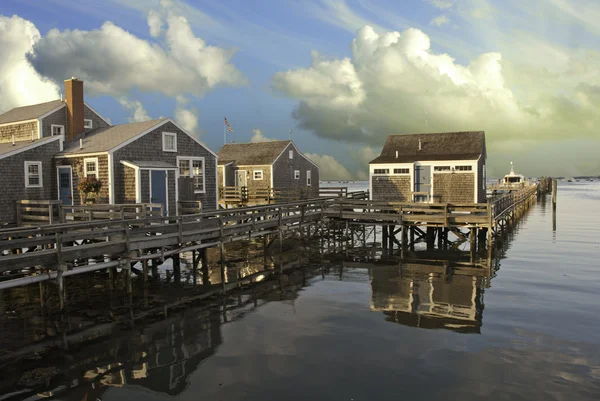 Huizen over water in nantucket bij zonsondergang, massachusetts — Stockfoto