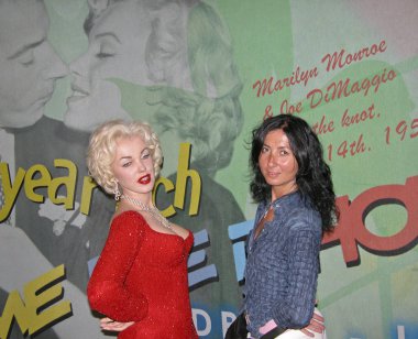 Kız pozlar yanında marylin monroe içinde NYC balmumu Müzesi