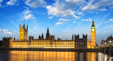 Big ben ve river thames uluslararası la Parlamento'da evi