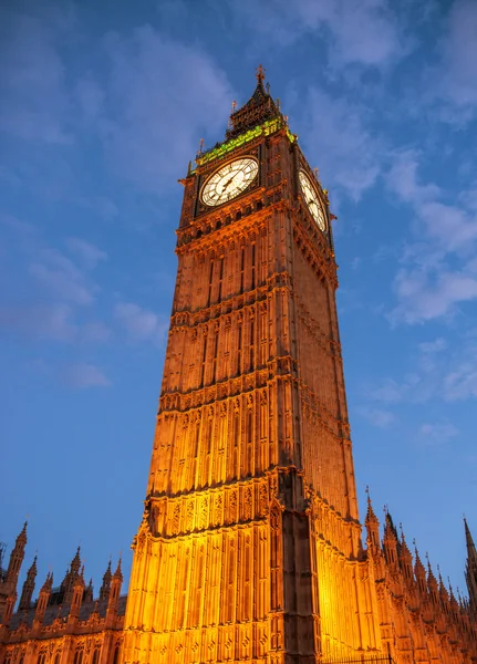 Luces del Big Ben al anochecer con nubes borrosas en movimiento - Londres —  Fotos de Stock