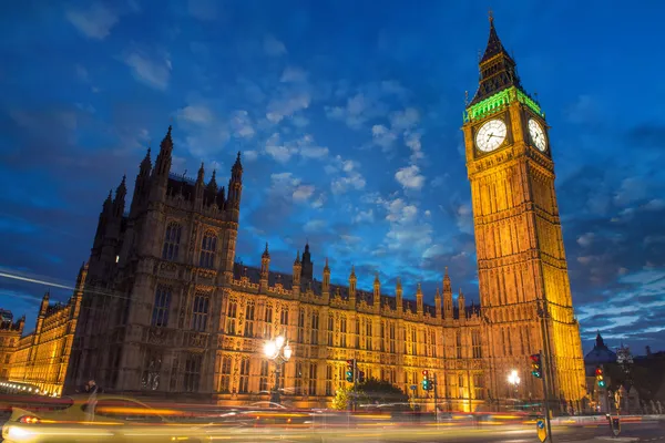 Big ben och Riksdagshuset i skymningen med moln från westmin — Stockfoto