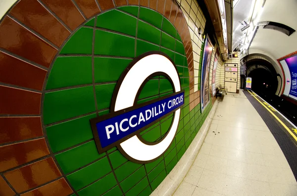 LONDRES - SEP 27: Estação de metrô Piccadilly Circus subterrânea em L — Fotografia de Stock