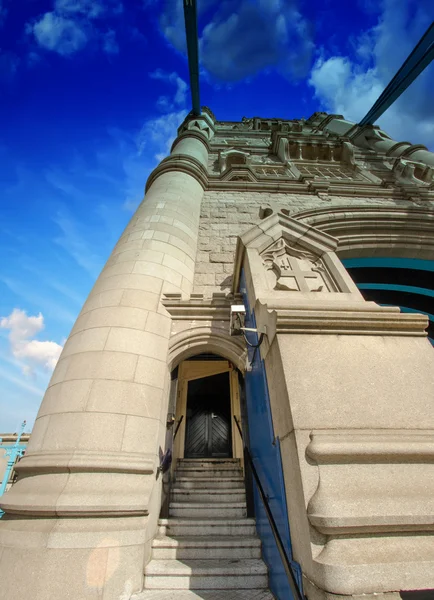 Krachtige structuur van tower bridge in Londen — Stockfoto