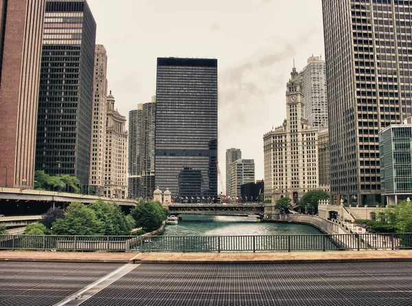 Brücke und Gebäude in Chicago, USA. — Stockfoto