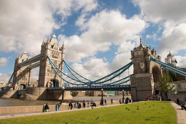 Moc a velkolepost tower bridge konstrukce nad řeky tham — Stock fotografie