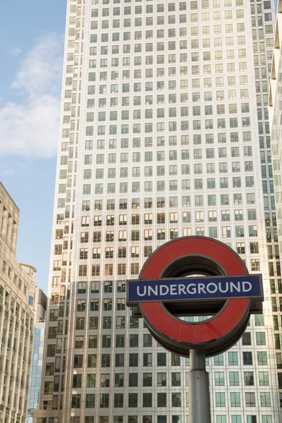 London 27. September: Nahaufnahme eines traditionellen Bahnhofsschildes für die Londoner U-Bahn-Systeme am 27. September 2012 in London. Das Schild wurde zuerst verwendet — Stockfoto
