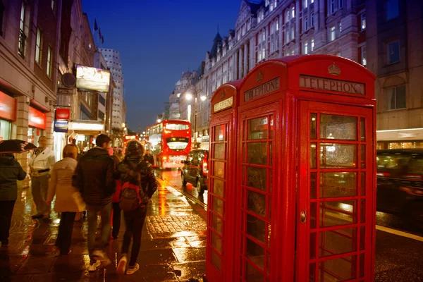 Cabine do telefone vermelho em uma rua clássica de Londres — Fotografia de Stock