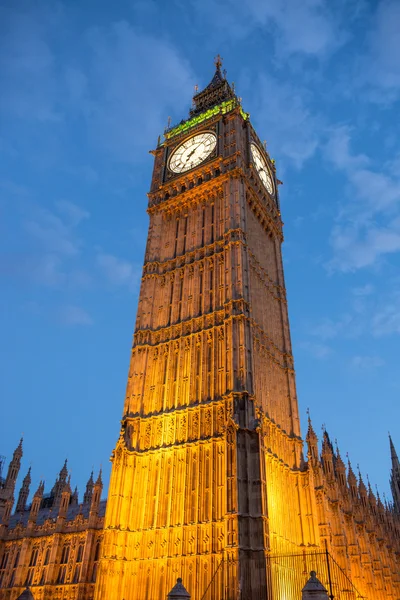 Lichter von Big Ben in der Abenddämmerung mit verschwommener beweglicher Wolke - London — Stockfoto