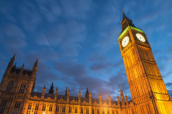 Alacakaranlıkta bulanık hareketli bulut - Londra ile büyük ben ışıkları — Stok fotoğraf