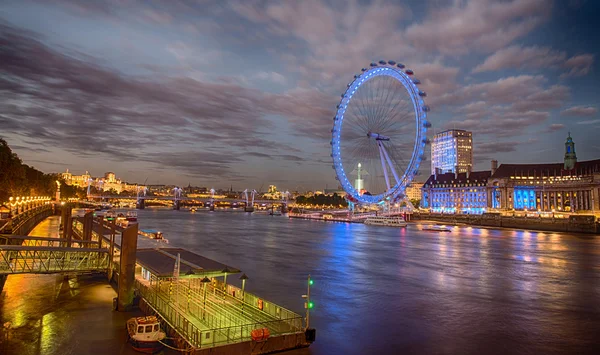 Londons Skyline über der Themse von der Westminster Bridge aus mit — Stockfoto