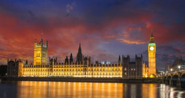 Big ben ve river thames uluslararası la Parlamento'da evi