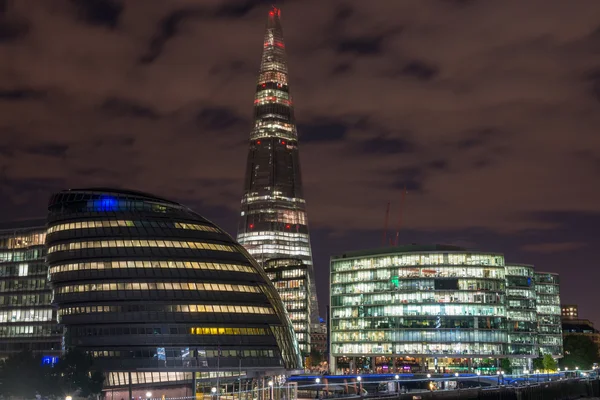 London Cityscape, including City Hall and River Thames at Night, — Stock Photo, Image