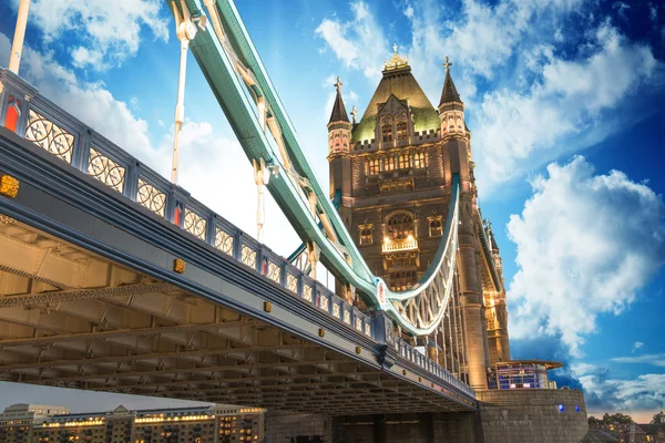 Berühmte Turmbrücke bei Sonnenuntergang mit Wolken, vom Turm von lo — Stockfoto