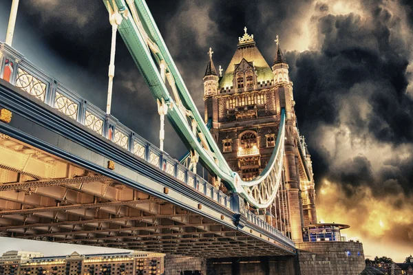 Burza nad mostu tower bridge nocą - Londyn — Zdjęcie stockowe
