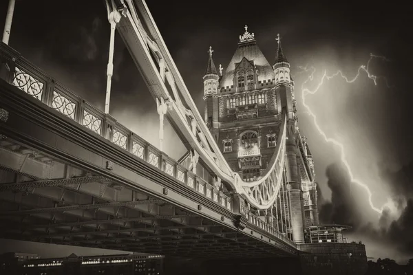 Gece - Londra tower köprüsü üzerinde fırtına — Stok fotoğraf