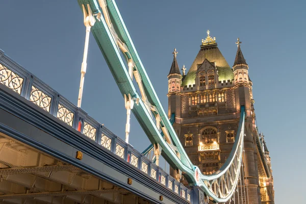 Maravillosos colores y luces de Tower Bridge al anochecer - Londres —  Fotos de Stock