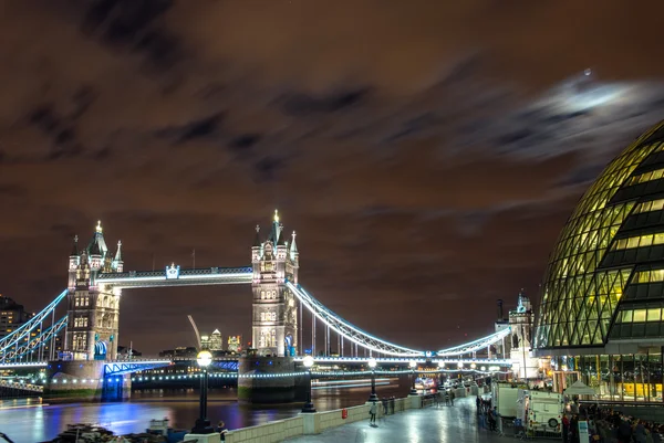 City hall tower bridge gece ile Thames Nehri kıyısında, — Stok fotoğraf