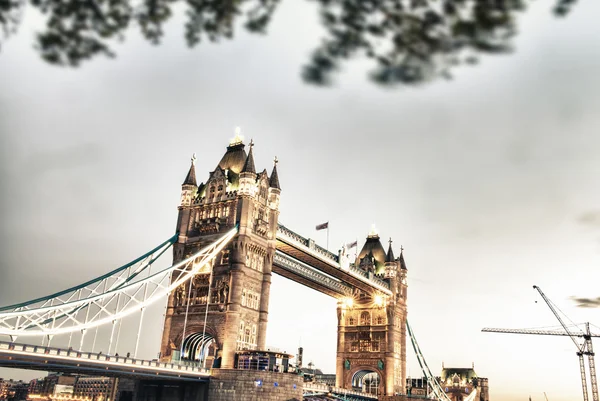 Puissance du Tower Bridge en automne — Photo