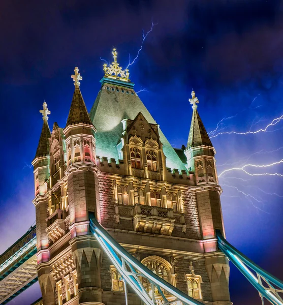 Tempesta sulla potente struttura del Tower Bridge di Londra — Foto Stock