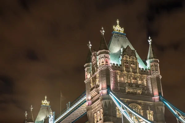 Ljus och färger av tower bridge på natten - london — Stockfoto