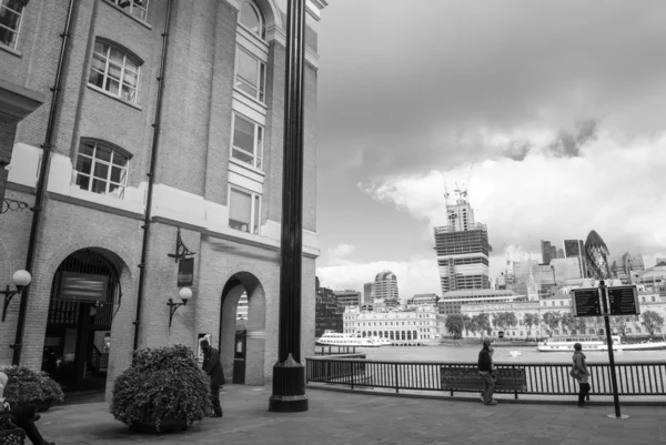 City of london med Themsen i höst — Stockfoto