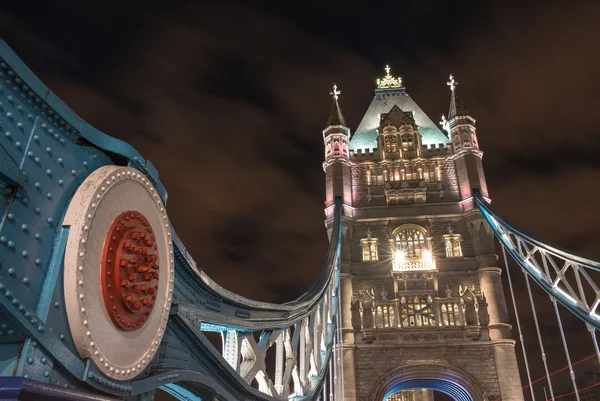 Tower bridge architektonický detail v noci - Londýn — Stock fotografie