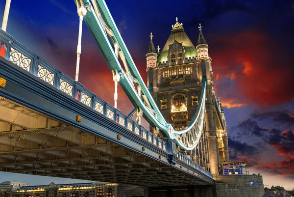 Slavný tower bridge v noci vidět od tower of london, Velká Británie — Stock fotografie