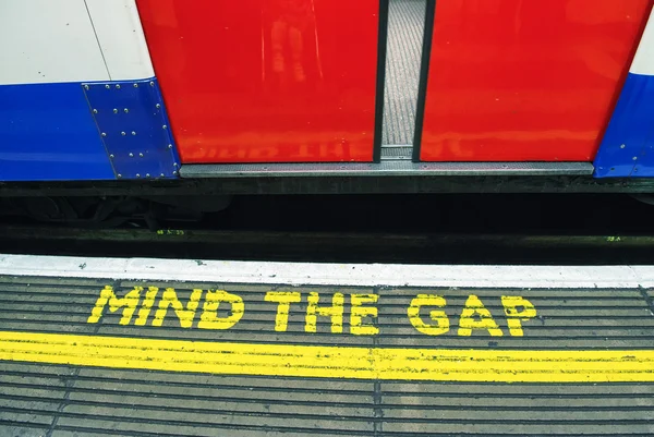 Let op het gat, waarschuwing in de Londense metro — Stockfoto