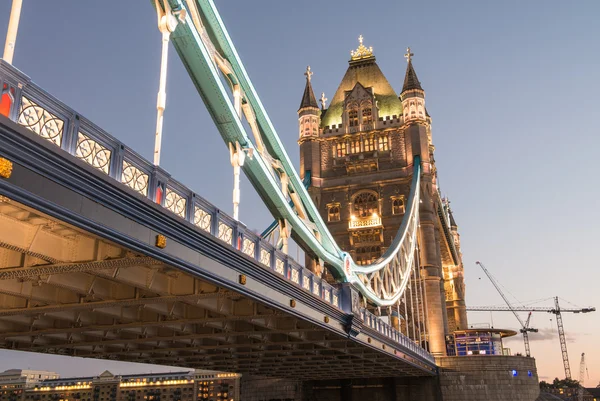 Потужність Tower Bridge восени — стокове фото