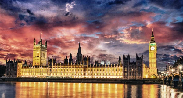 Big Bena i Izby Parlamentu w rzeki Tamizy la międzynarodowych — Zdjęcie stockowe