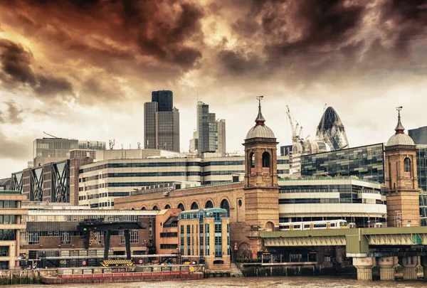 Stad van Londen bij zonsondergang, financiële centrum en canary wharf op t — Stockfoto