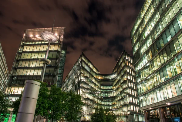 Bâtiments modernes de Londres illuminés la nuit — Photo
