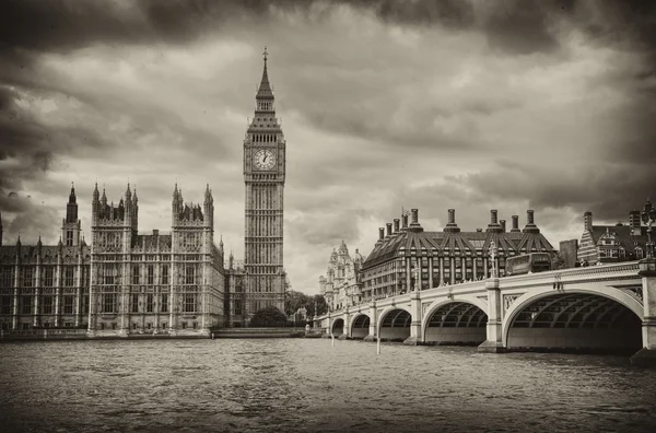 Londres, Reino Unido - Palacio de Westminster (Casas del Parlamento) con B —  Fotos de Stock
