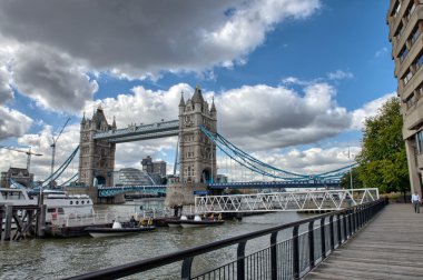 St katharine rıhtımında alanı ile tower bridge - Londra