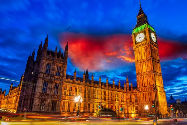 Alkonyatkor, homályos mozgó felhő - London Big Ben fényei — Stock Fotó