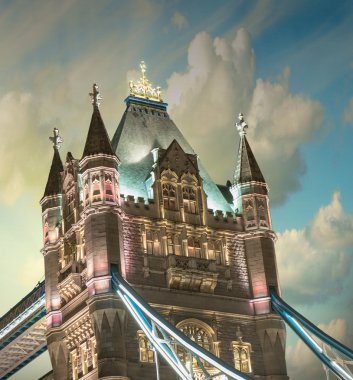 ışık ve renkler, günbatımında bulutlu - Londra kule Köprüsü