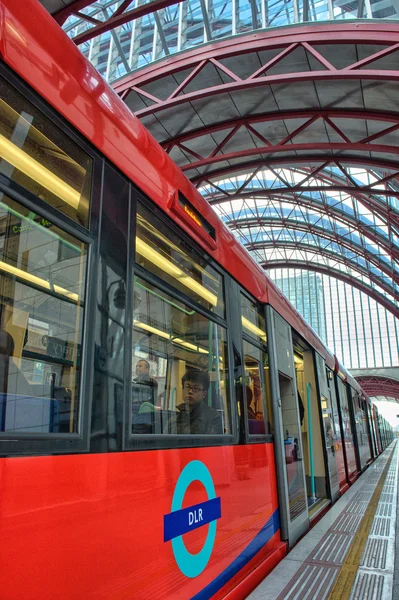 Londen - 27 sep: een trein in metrostation is te wachten om te vertrekken, — Stockfoto