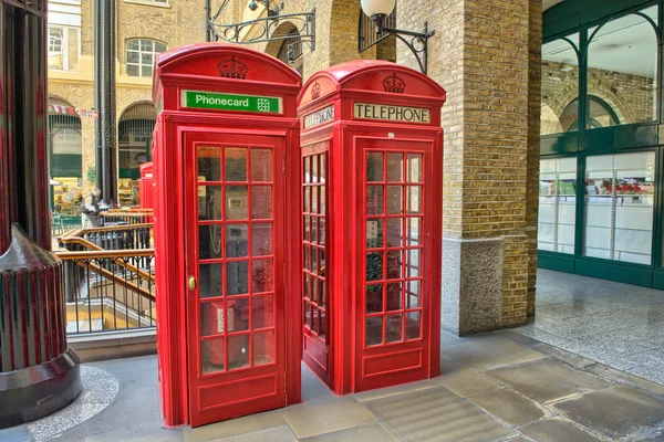 Cabine de telefone vermelho clássico em uma rua de Londres — Fotografia de Stock