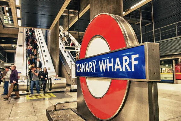 Londen - 27 Sep: The London Underground teken buiten de Canarische — Stockfoto