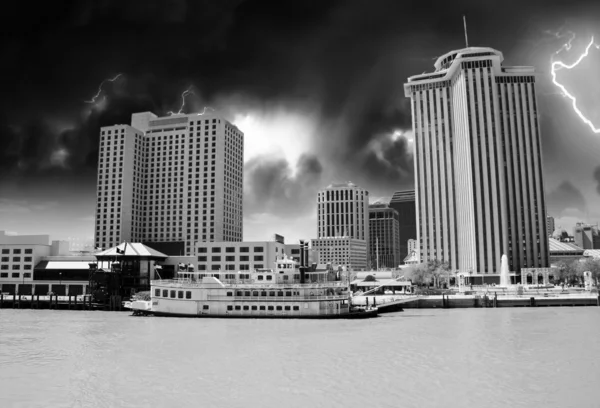 摩天大楼和棕色河上建筑物 — 图库照片