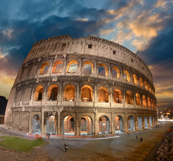 Splendida vista del Colosseo in tutta la sua magnificenza - Autunno su — Foto Stock