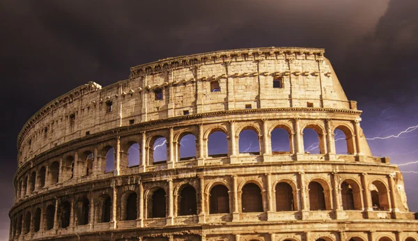 Das kolosseum in rom mit dramatischem himmel — Stockfoto