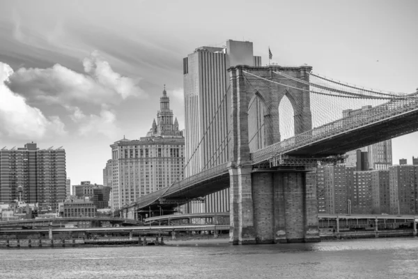 Arranha-céus de Manhattan com céu dramático no fundo — Fotografia de Stock