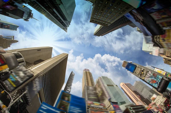 Dramatischer Himmel über riesigen Wolkenkratzern, Fischaugenblick — Stockfoto