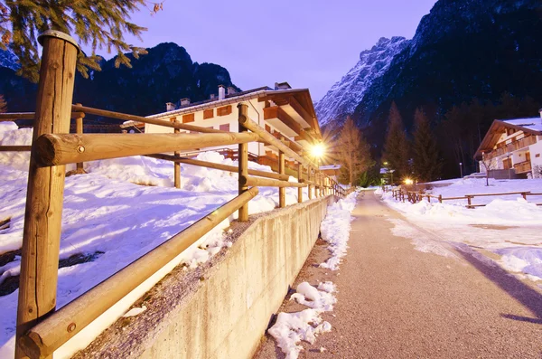 Nocny krajobraz Dolomitów podczas zimy — Zdjęcie stockowe