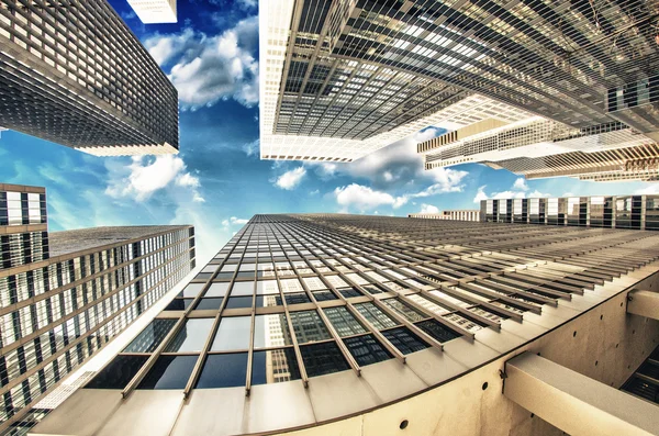 Los rascacielos disfrutan de la luz solar — Foto de Stock