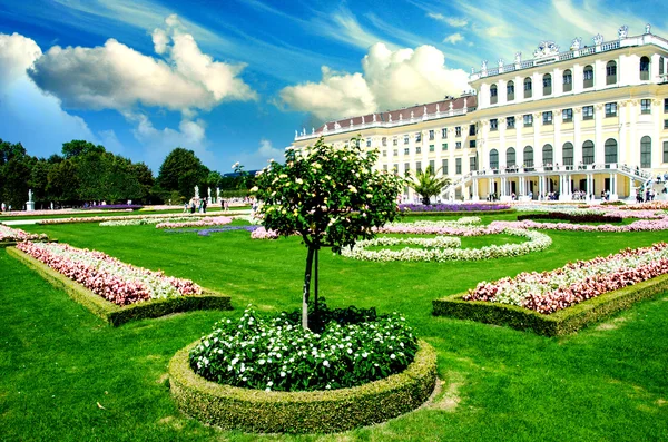 Park Garden and Flowers with Ancient Building — Stock Photo, Image