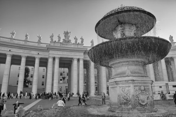 在广场 san pietro-st 彼得广场-罗马的喷泉 — 图库照片